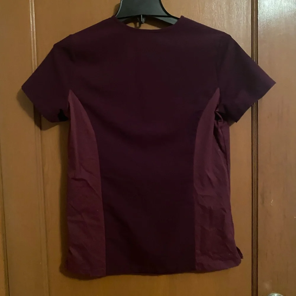NWOT FIGS Plum/Burgundy Scrub Set XXS Top/XS Joggers - Picture 6 of 7